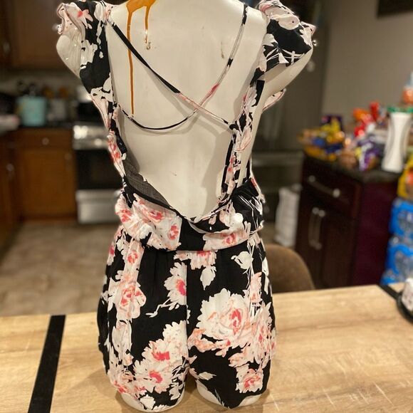 Woman’s romper - Picture 2 of 2
